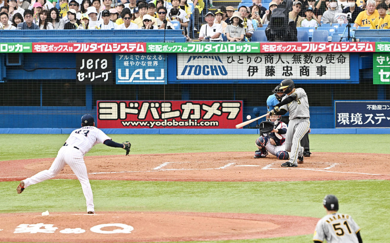 ヤクルト対阪神　7回表阪神2死一、二塁、大山は中前適時打を放つ。投手山本（撮影・滝沢徹郎）　