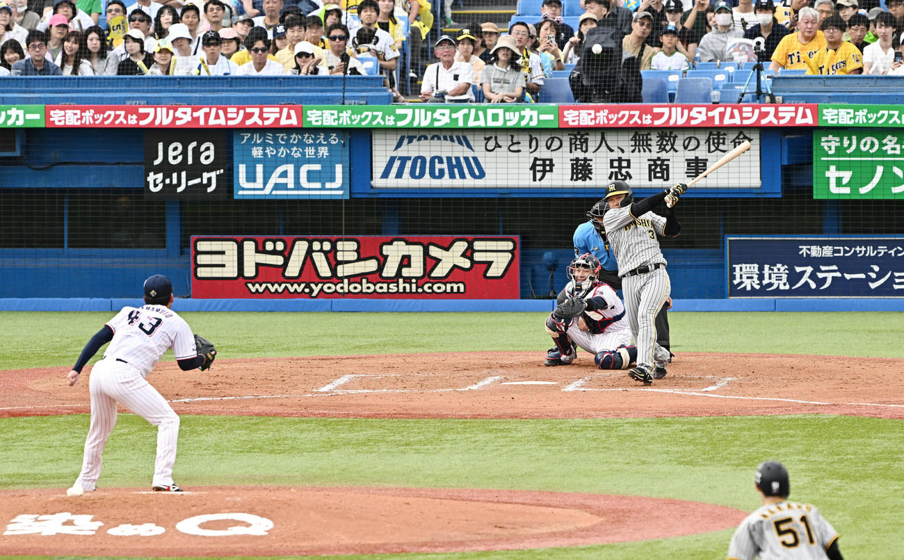 ヤクルト対阪神　7回表阪神2死一、二塁、大山は中前適時打を放つ。投手山本（撮影・滝沢徹郎）　