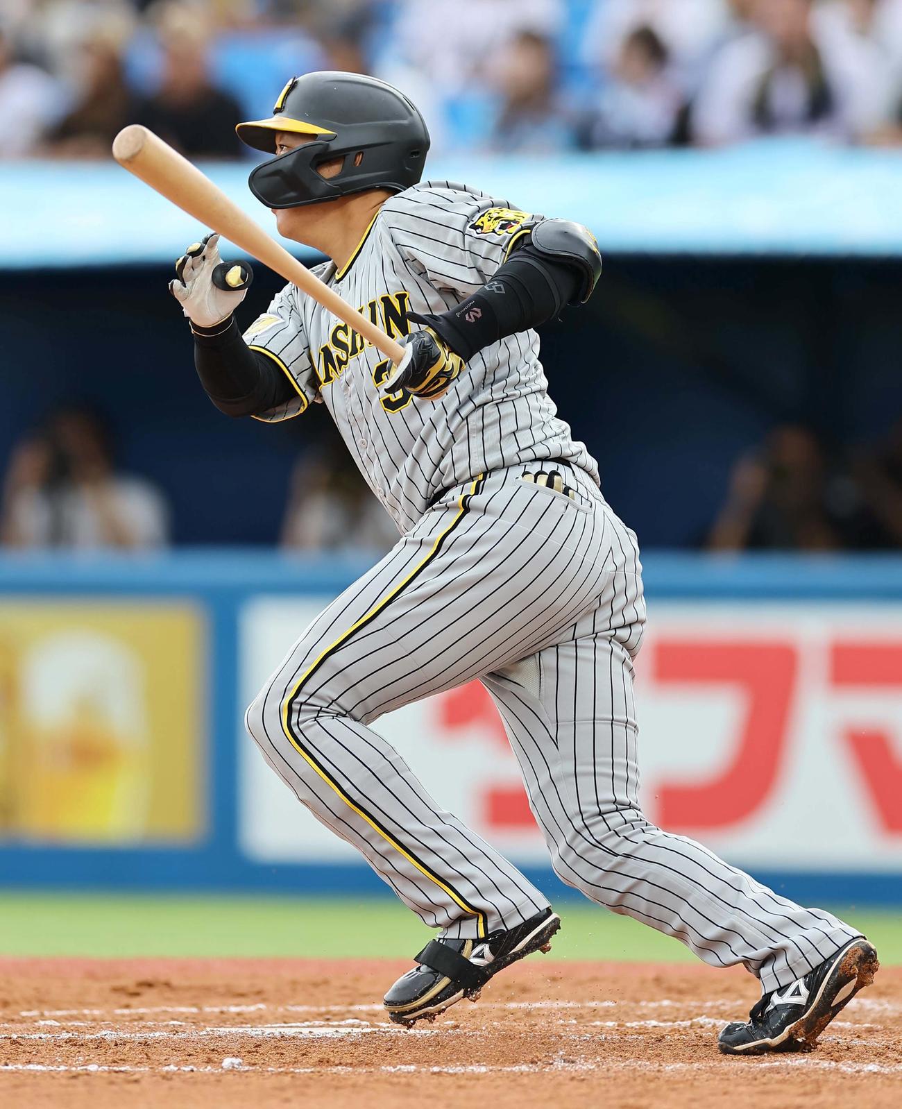 ヤクルト対阪神　7回表阪神2死一、二塁、大山は中前適時打を放つ（撮影・上田博志）