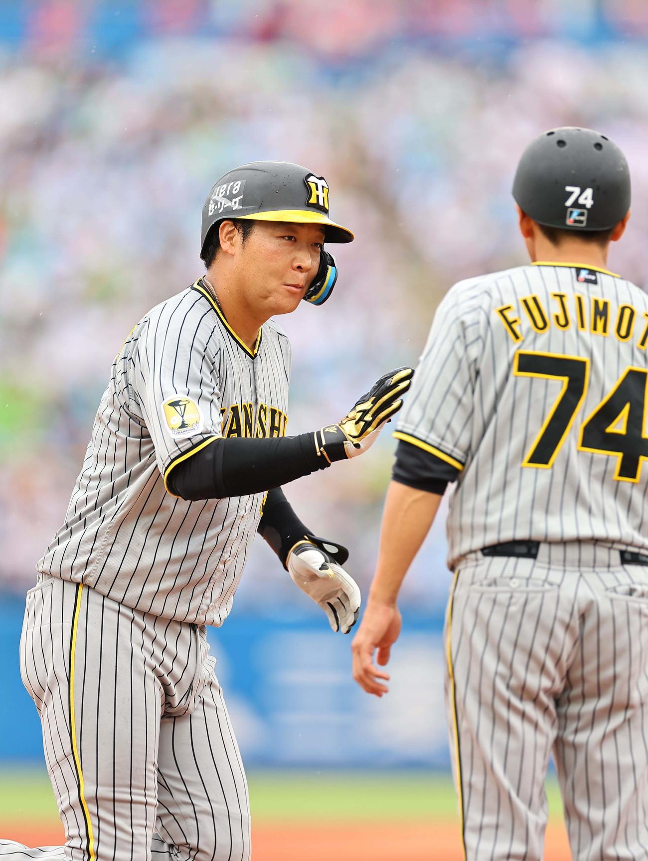 ヤクルト対阪神　4回表阪神1死、右越えソロ本塁打を放った大山は少し笑顔を見せる（撮影・上田博志）