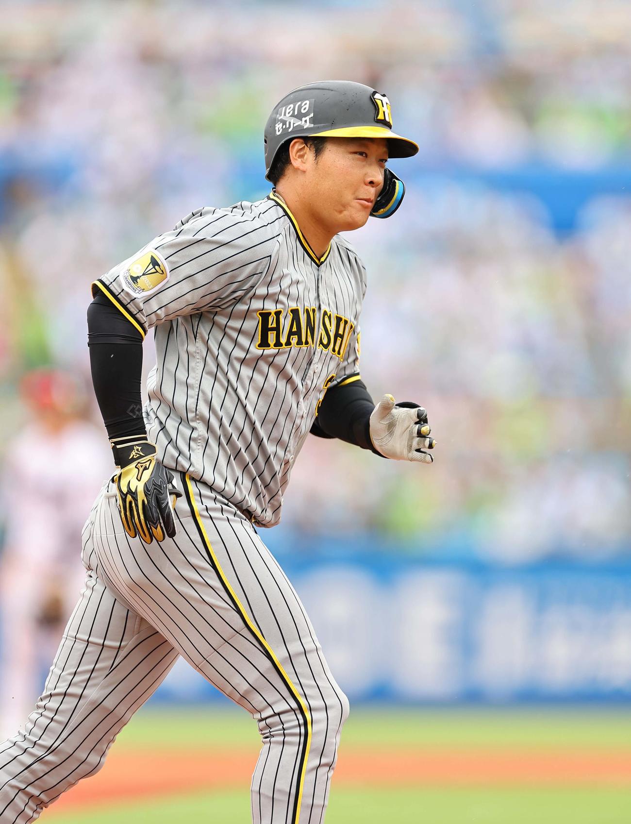 ヤクルト対阪神　4回表阪神1死、右越えソロ本塁打を放った大山は笑顔を見せる（撮影・上田博志）