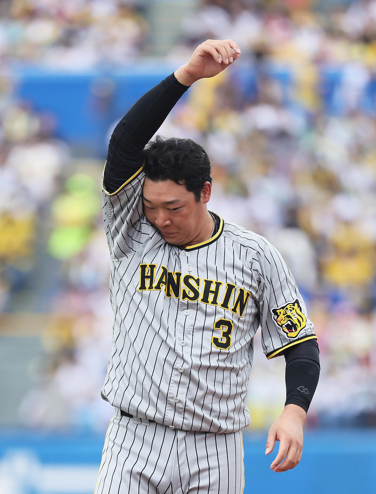 ヤクルト対阪神　1回表阪神2死三塁、大山は中飛に倒れ汗を拭う（撮影・足立雅史）