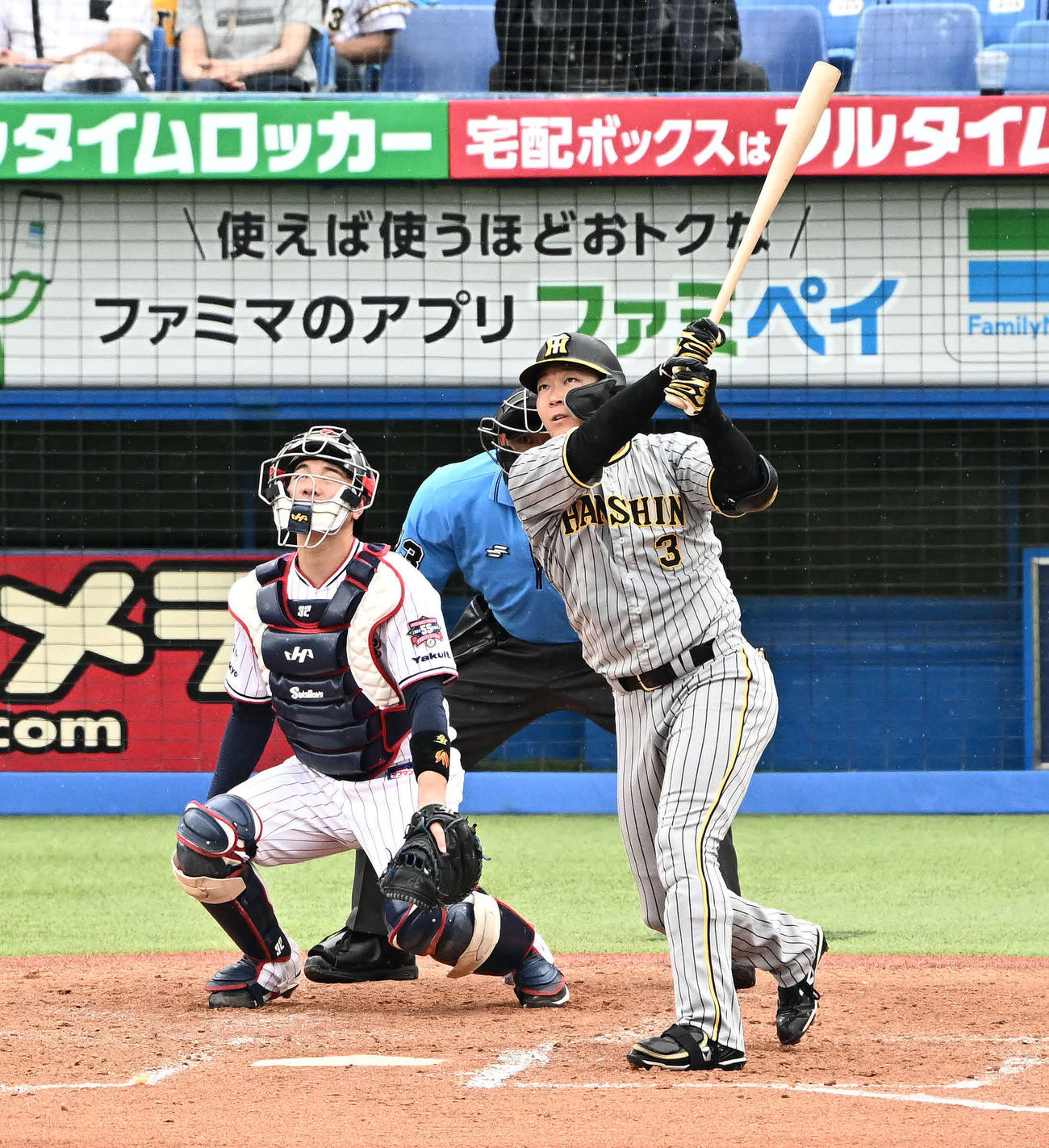 ヤクルト対阪神　4回表阪神1死、大山は右中間へ先制ソロ本塁打を放つ。投手サイスニード（撮影・滝沢徹郎）　