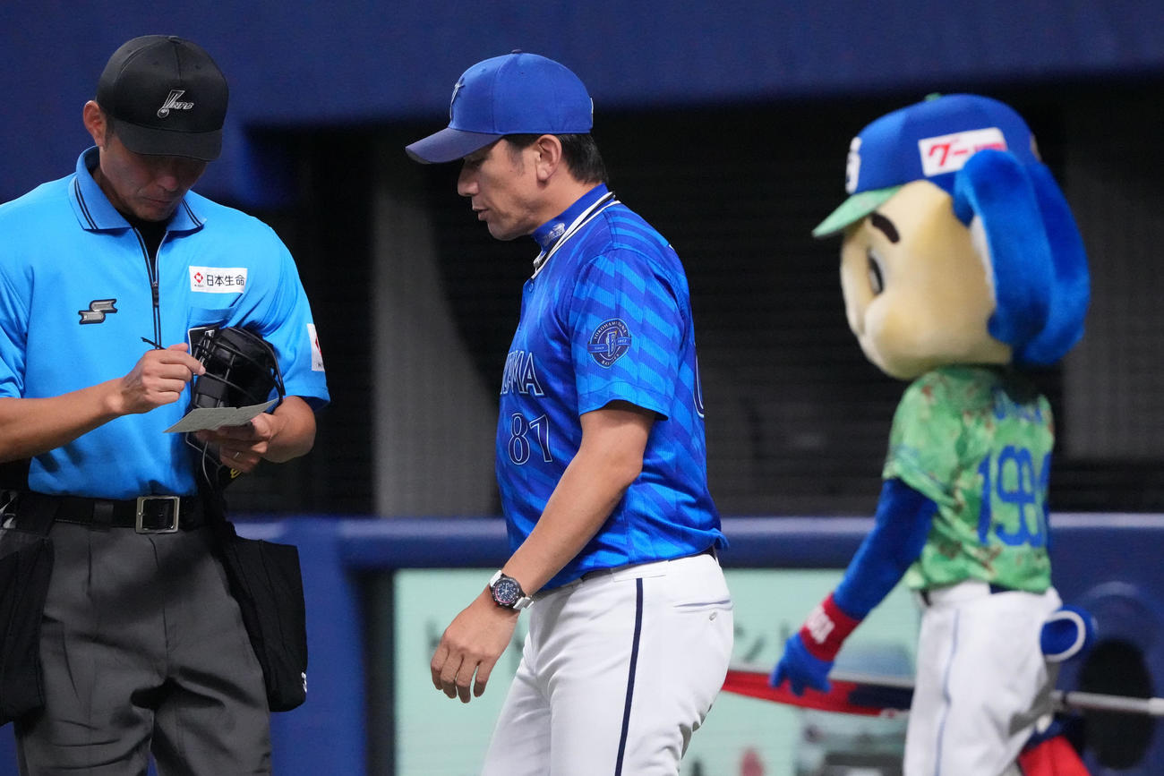 中日対DeNA 7回表終了、選手交代を告げる三浦監督（中央）（撮影・森本幸一）