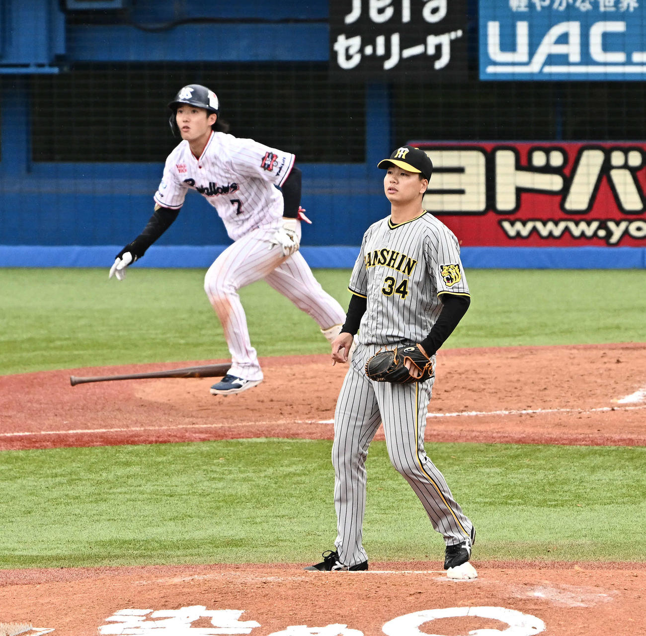 ヤクルト対阪神　8回裏ヤクルト2死満塁、長岡（後方）に3点適時二塁打を許す漆原（撮影・滝沢徹郎）　