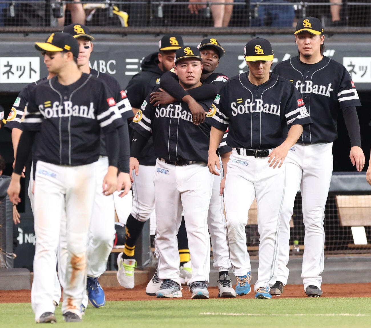 日本ハム対ソフトバンク　試合終了後、ナインを出迎えにいくソフトバンク山川（中央）とモイネロ（撮影・佐藤翔太）