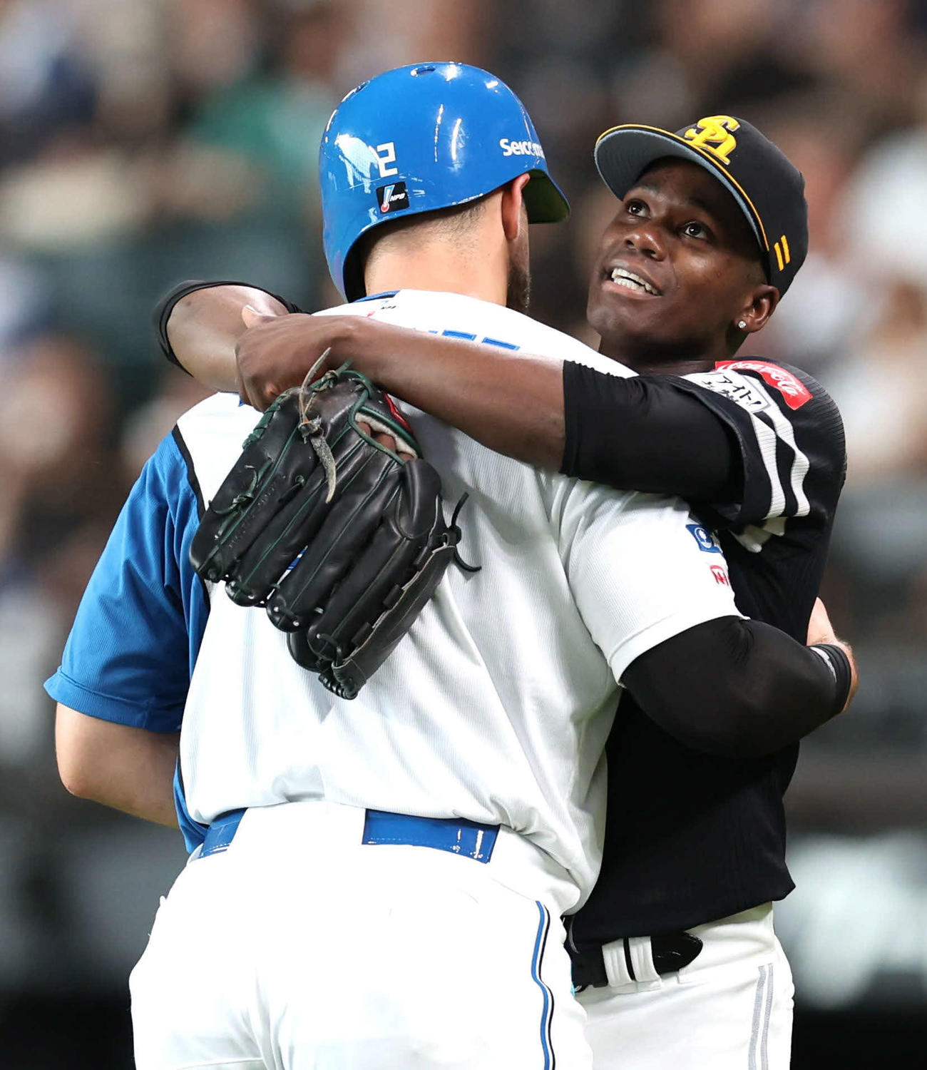 日本ハム対ソフトバンク　6回裏終了後、安打を許したマルティネスと抱き合うモイネロ（撮影・黒川智章）