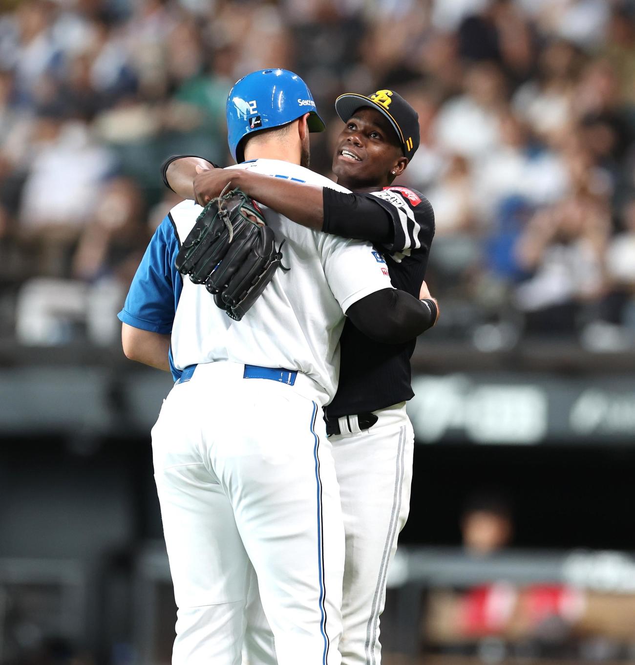 日本ハム対ソフトバンク　6回裏終了後、安打を許したマルティネスと抱き合うモイネロ（撮影・黒川智章）
