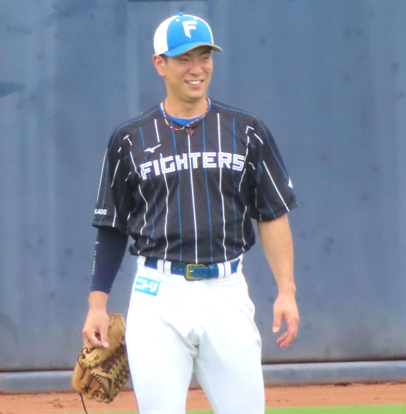 シートノックで中堅の守備につく日本ハム松本剛（撮影・黒須亮）