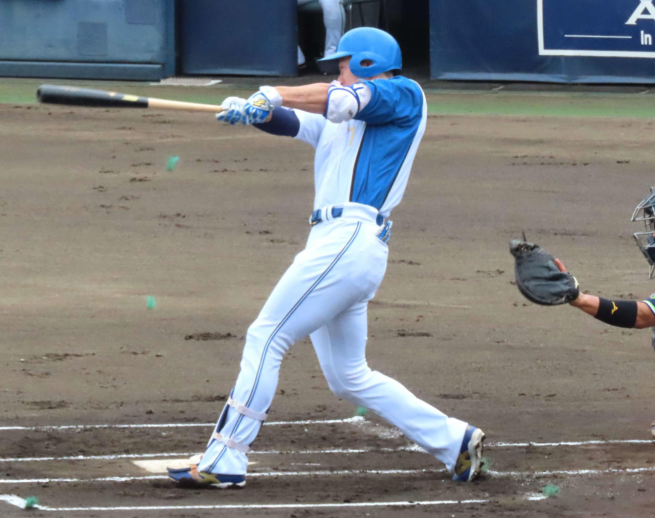 日本ハム対ヤクルト　1回裏日本ハム1死、左飛に倒れる松本剛（撮影・黒須亮）