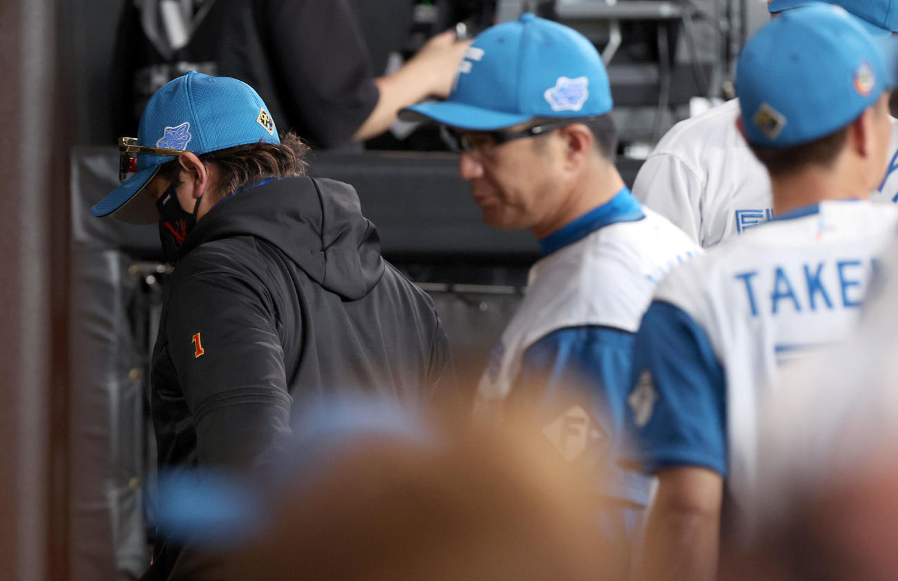 日本ハム対ソフトバンク　試合終了後、足早にベンチを後にする日本ハム新庄監督（左）（撮影・佐藤翔太）