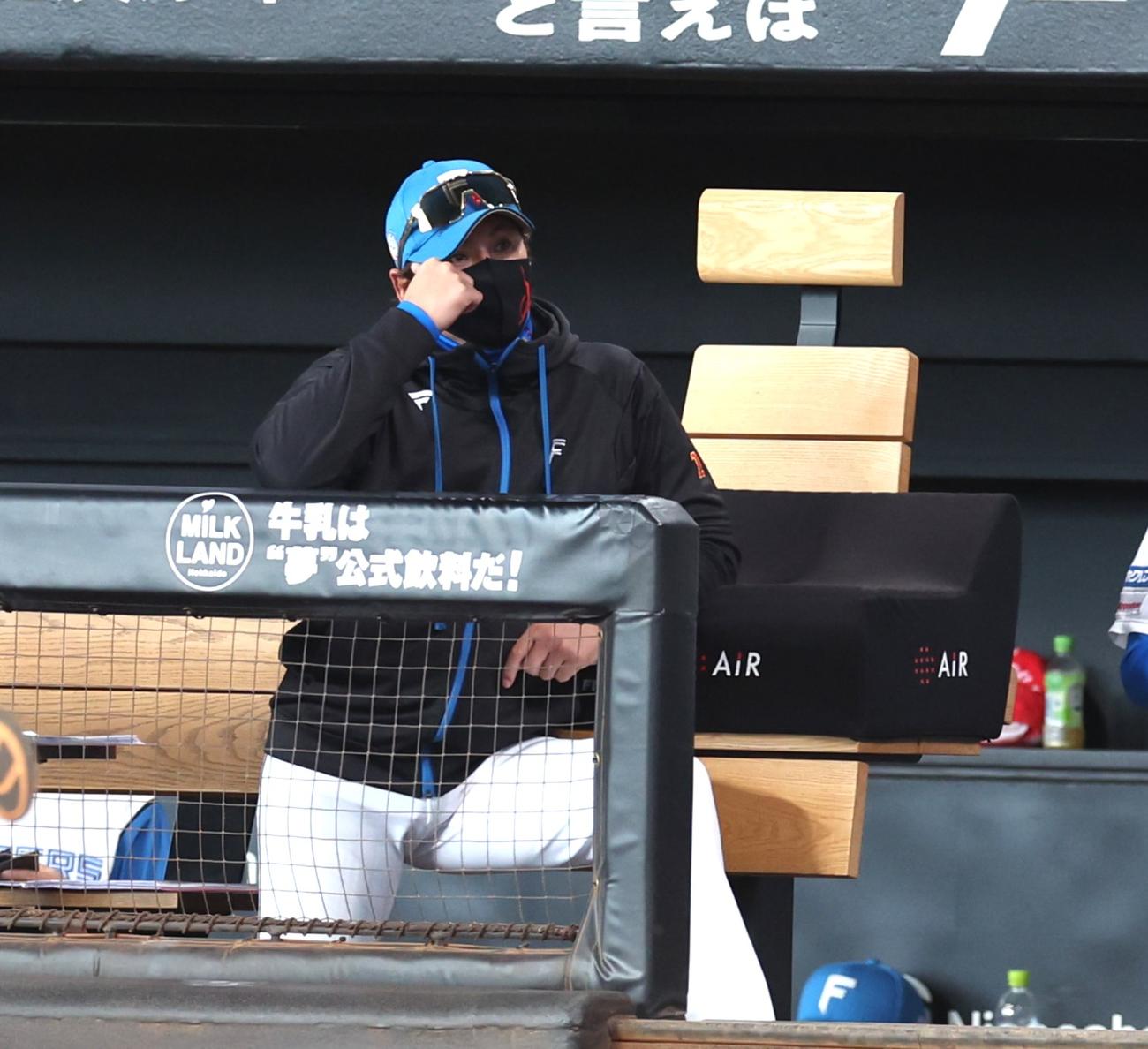 日本ハム対ソフトバンク　ベンチで渋い表情の新庄監督（撮影・黒川智章）