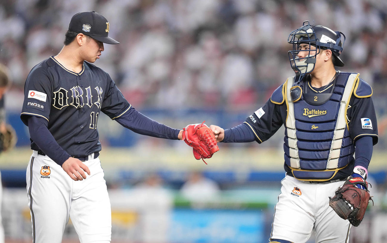 ロッテ対オリックス　1回裏を終え、若月（右）とタッチを交わすオリックス山下（撮影・鈴木みどり）
