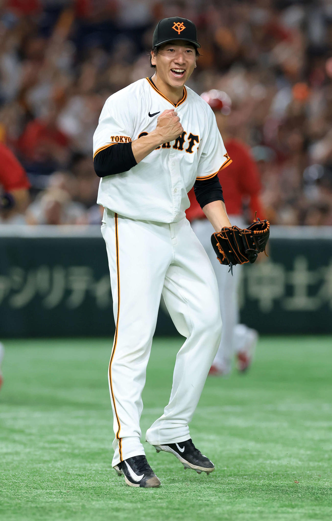 巨人対広島　8セーブ目を挙げた巨人大勢は雄たけびを上げてガッツポーズ（撮影・浅見桂子）