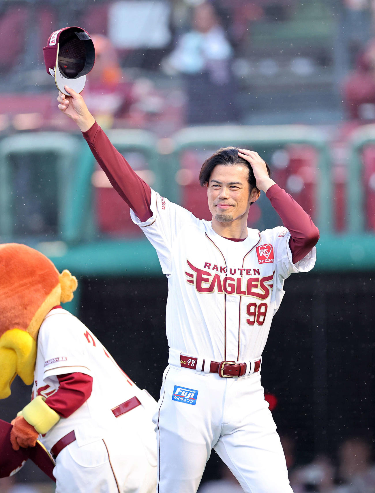楽天対西武　勝利しファンに手を振る楽天今江監督（撮影・鈴木正人）