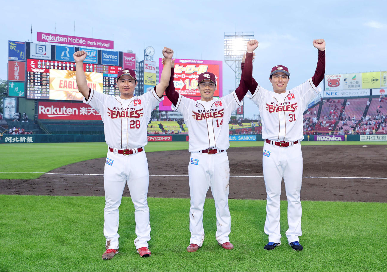 楽天対西武　勝利しガッツポーズする楽天リリーフ陣。左から酒居、則本、渡辺翔（撮影・鈴木正人）