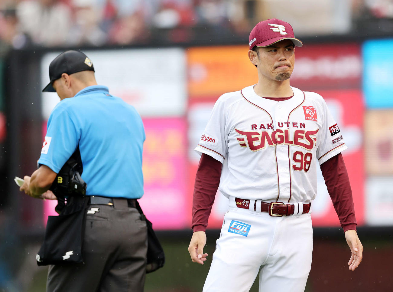 楽天対西武　7回表、投手交代を告げベンチに引き揚げる楽天今江監督（撮影・鈴木正人）