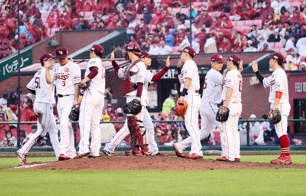 楽天対西武　勝利しマウンドに集まる楽天の選手たち（撮影・鈴木正人）