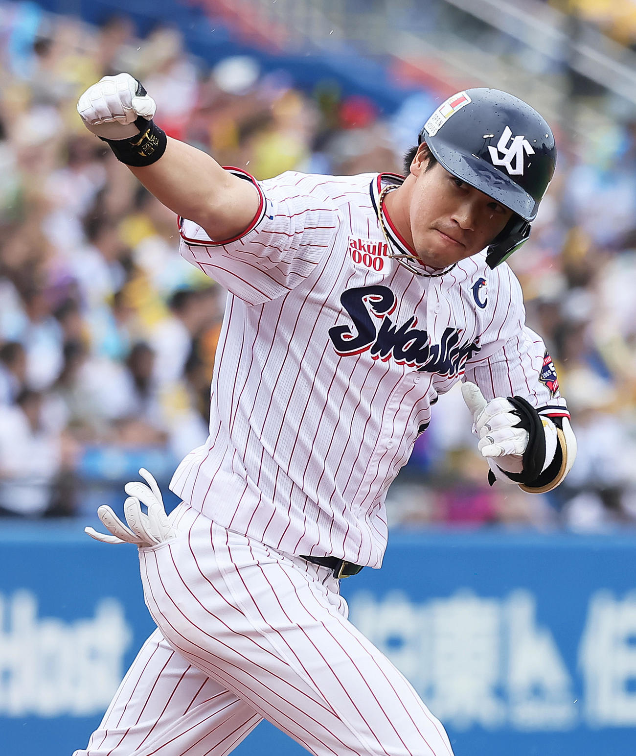 ヤクルト対阪神　8回裏ヤクルト2死一、三塁、代打山田は左前適時打を放ちガッツポーズ（撮影・足立雅史）