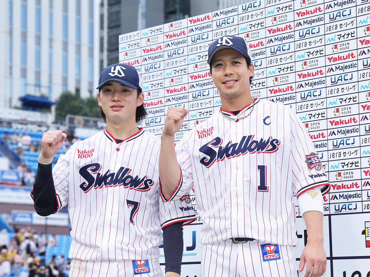 ヤクルト対阪神　お立ち台で笑顔を見せるヤクルト長岡（左）と山田（撮影・足立雅史）