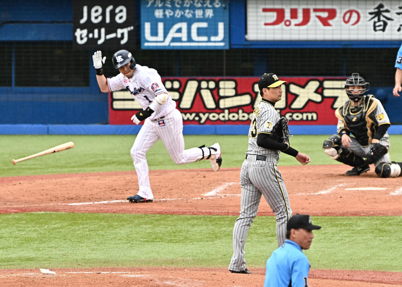 ヤクルト対阪神　8回裏ヤクルト2死一、三塁、代打山田（後方）に適時打を許す岩崎（撮影・滝沢徹郎）　