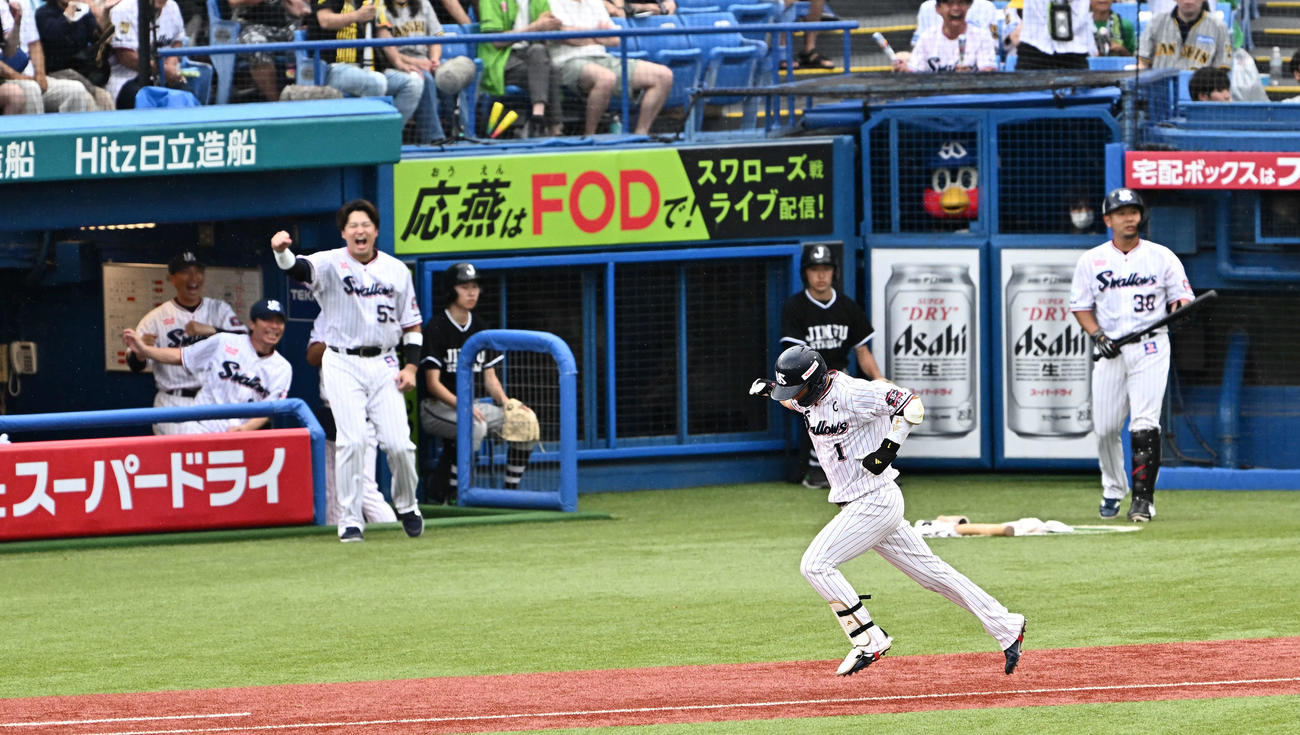 ヤクルト対阪神　8回裏ヤクルト2死一、三塁、代打山田（手前）は適時打を放ちベンチへ向かってガッツポーズする（撮影・滝沢徹郎）　