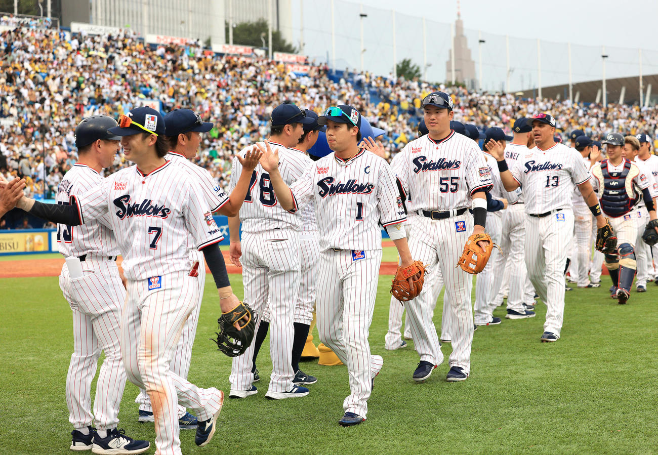 ヤクルト対阪神　阪神に連勝しタッチを交わすヤクルト山田（中央）ら（撮影・足立雅史）
