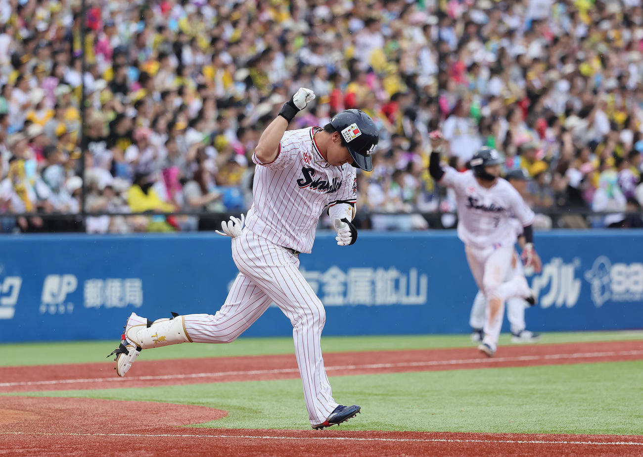 ヤクルト対阪神　8回裏ヤクルト2死一、三塁、代打山田は左前適時打を放ちガッツポーズ（撮影・足立雅史）