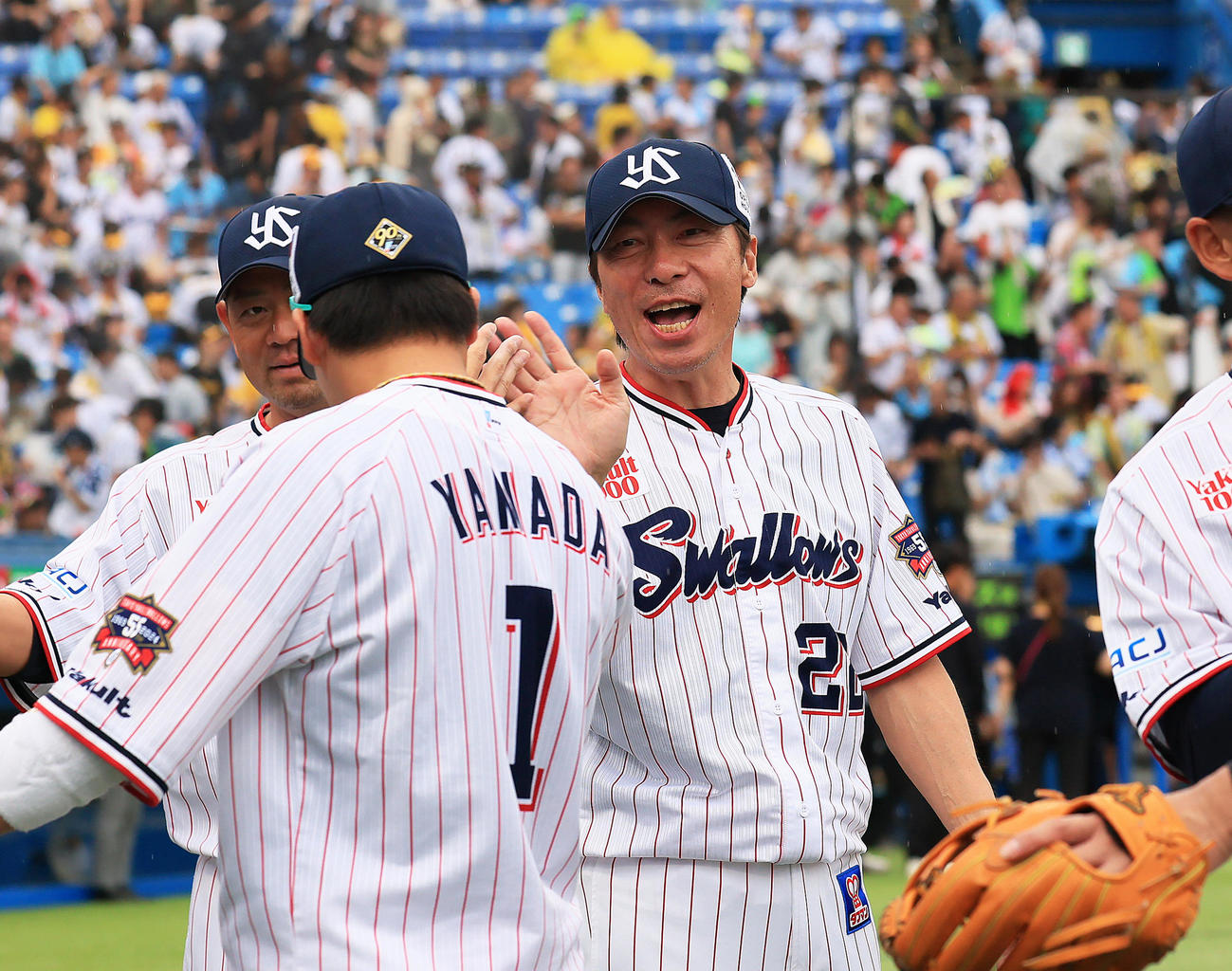 ヤクルト対阪神　阪神に連勝したヤクルト高津監督（右）は山田と笑顔でタッチを交わす（撮影・足立雅史）