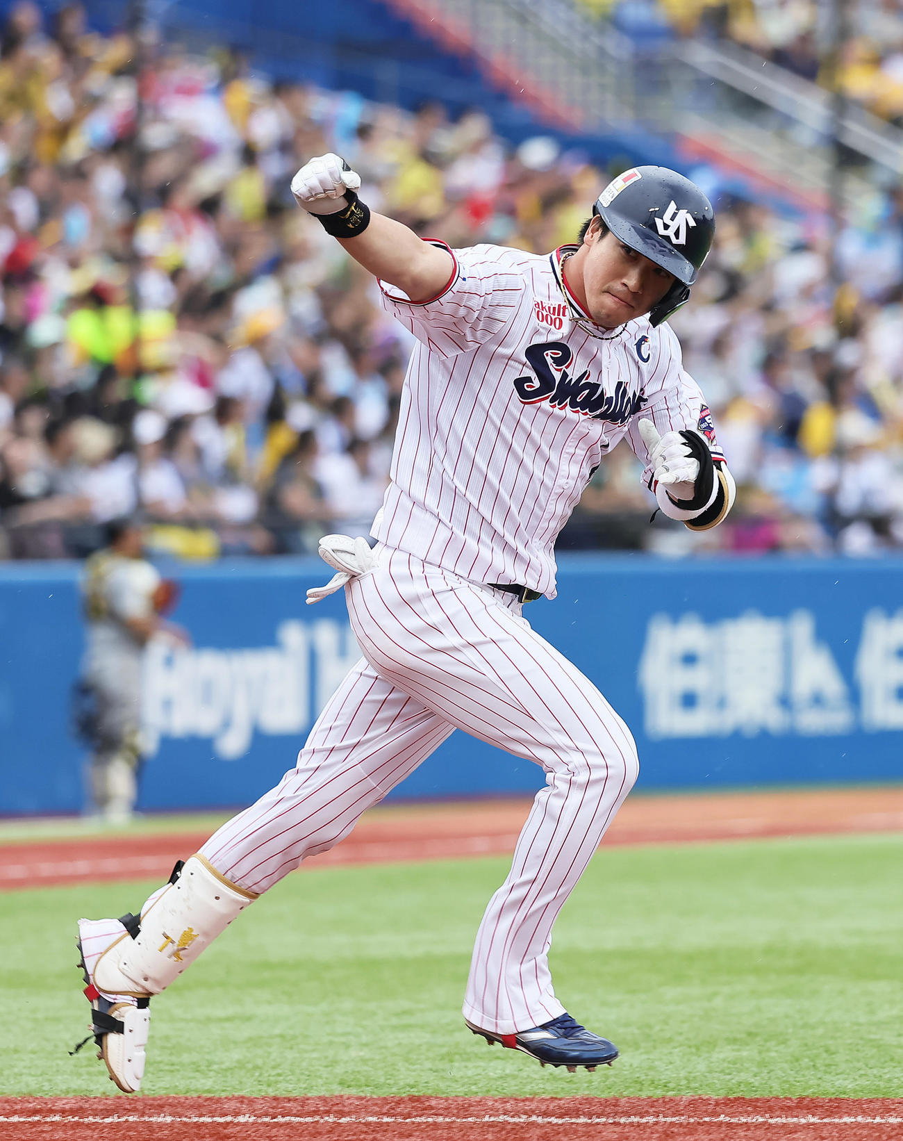 ヤクルト対阪神　8回裏ヤクルト2死一、三塁、代打山田は左前適時打を放ちガッツポーズ（撮影・足立雅史）
