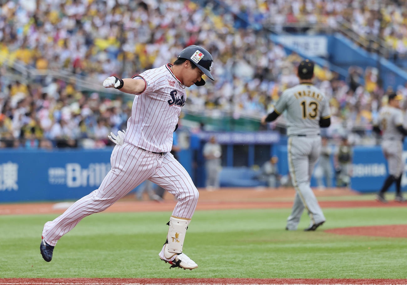 ヤクルト対阪神　8回裏ヤクルト2死一、三塁、代打山田は左前適時打を放ちガッツポーズ（撮影・足立雅史）