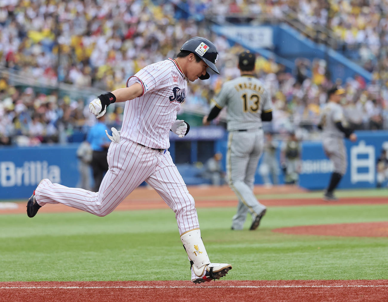 ヤクルト対阪神　8回裏ヤクルト2死一、三塁、代打山田は左前適時打を放ちガッツポーズ（撮影・足立雅史）