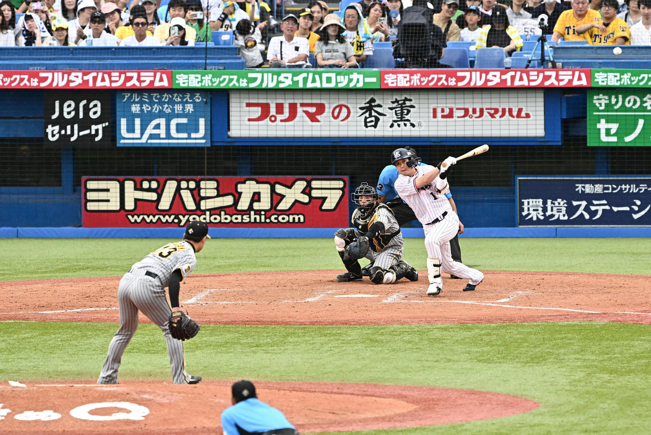 ヤクルト対阪神　8回裏ヤクルト2死一、三塁、代打山田は左翼に適時打を放つ。投手岩崎（撮影・滝沢徹郎）　