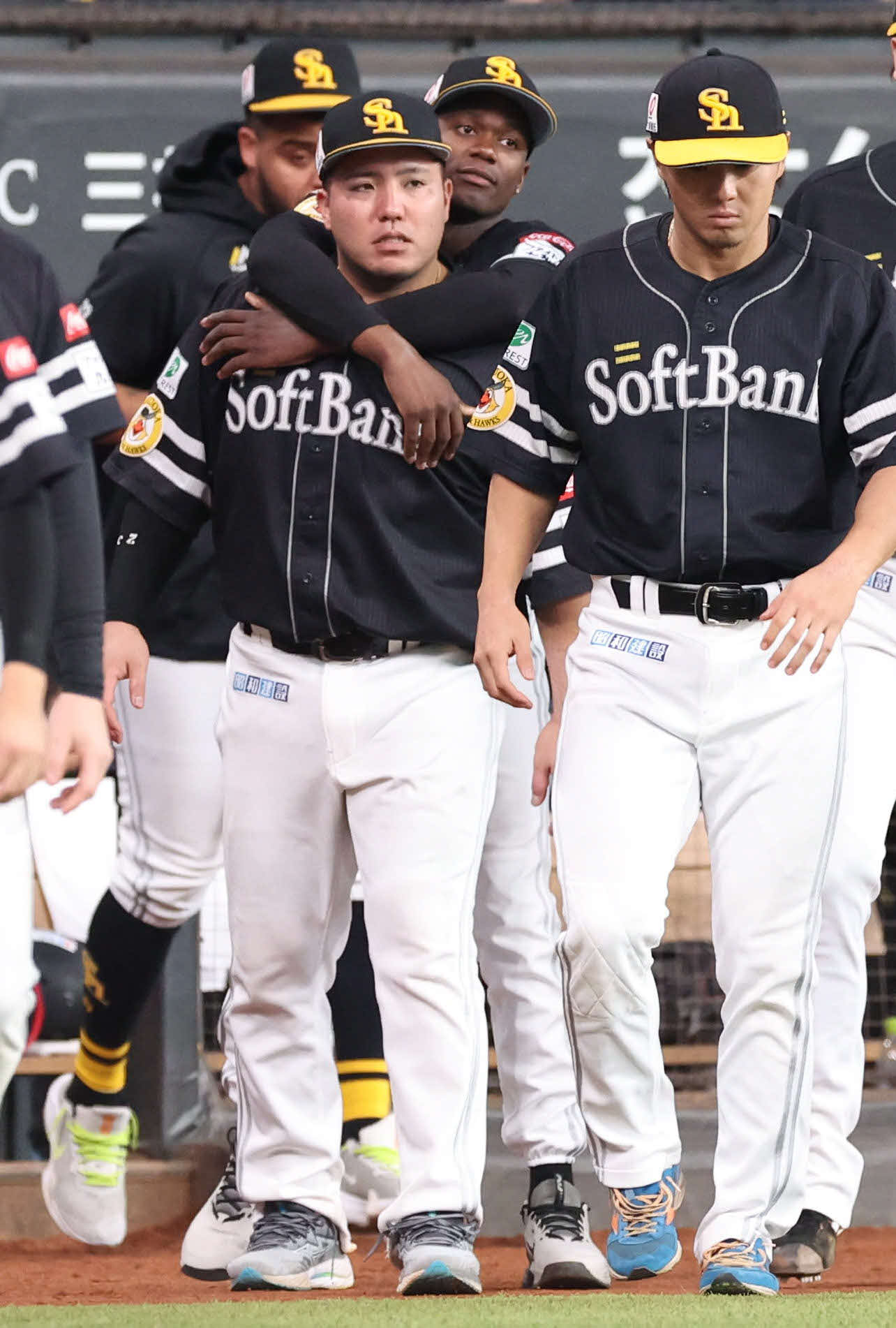 日本ハム対ソフトバンク　試合終了後、ナインを出迎えにいくソフトバンク山川（中央）とモイネロ（撮影・佐藤翔太）