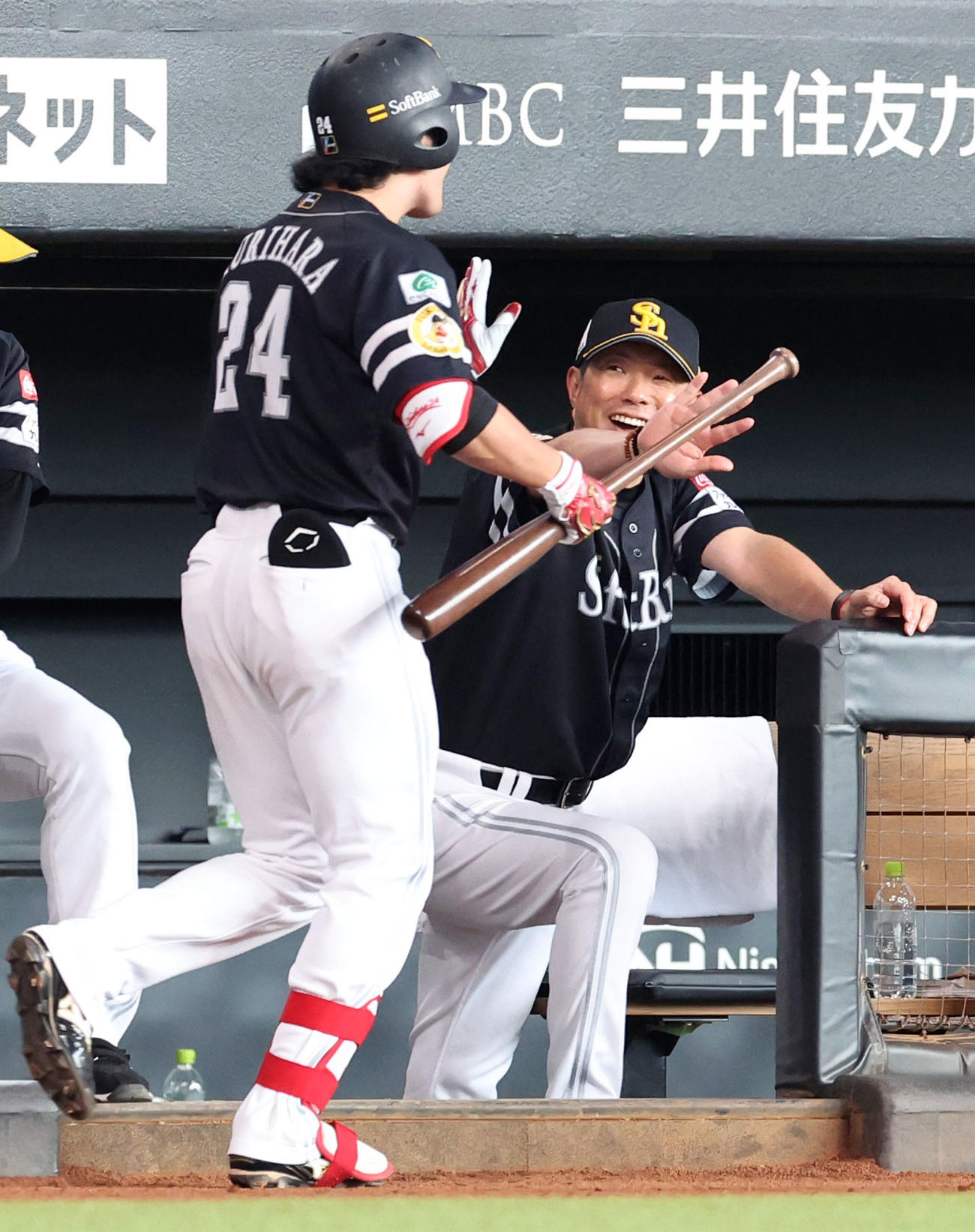 日本ハム対ソフトバンク　4回表ソフトバンク無死、右越え本塁打を放った栗原（左手前）を笑顔で出迎える小久保監督（撮影・佐藤翔太）