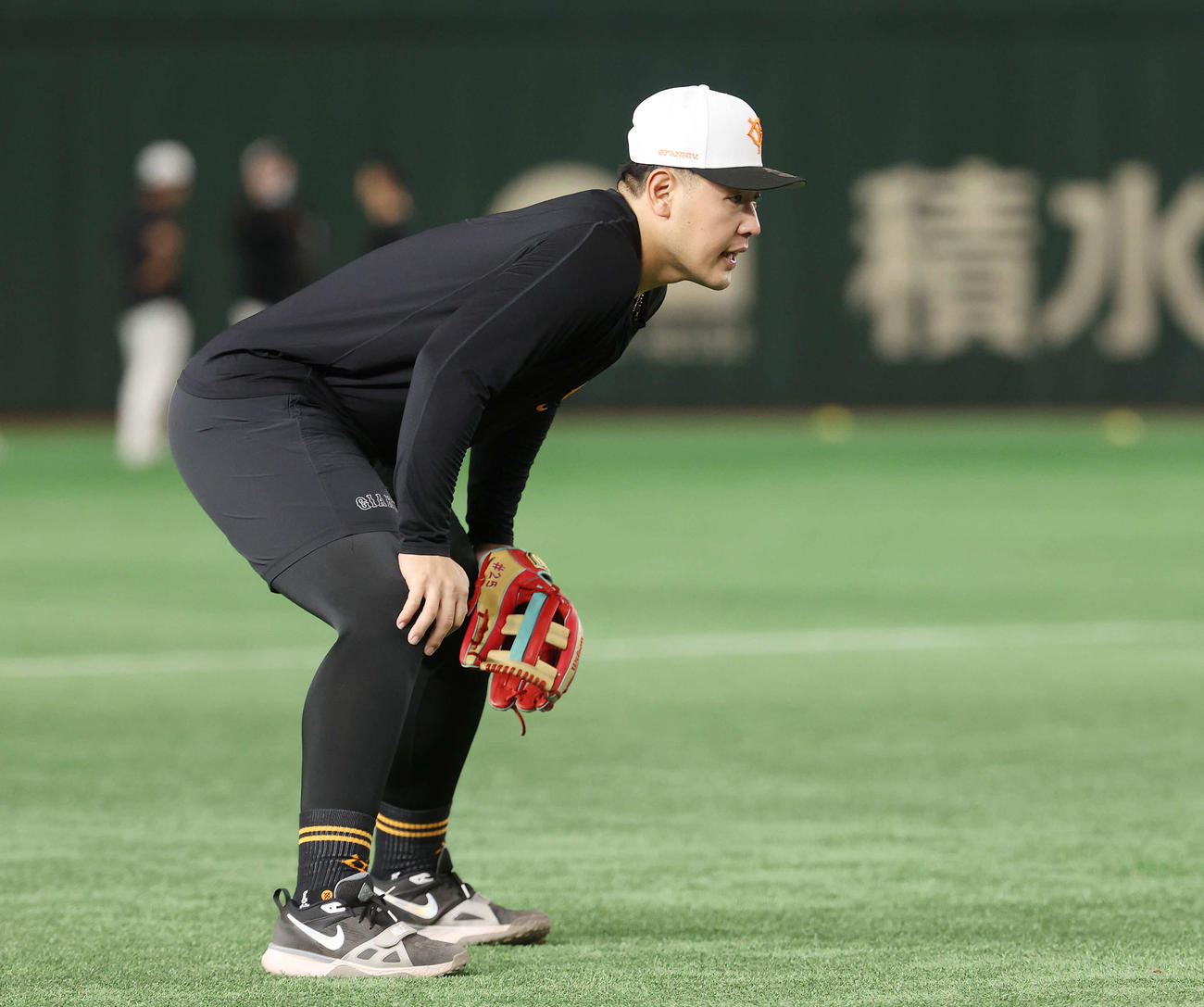 巨人対広島　試合前練習に臨む巨人岡本和（撮影・宮地輝）