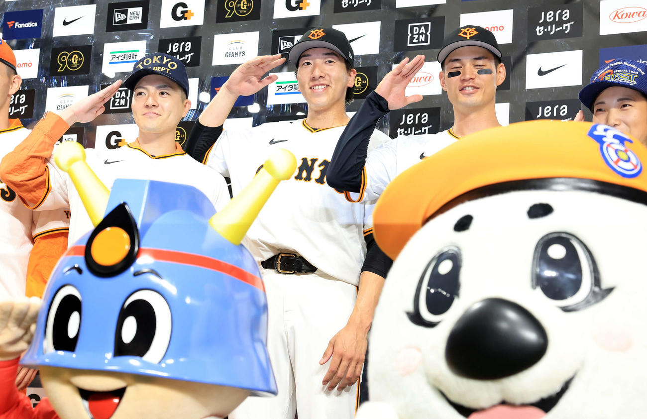 巨人対広島　ヒーローインタビューで、キュータ、うみまるらと敬礼ポーズで記念撮影する大勢（中央）と若林（右）（撮影・浅見桂子）