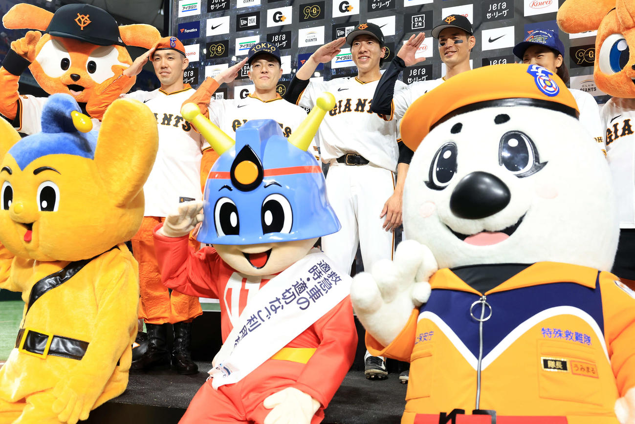巨人対広島　ヒーローインタビューで、ピーポくん、キュータ、うみまるらと敬礼ポーズで記念撮影する大勢（中央）と若林（右）（撮影・浅見桂子）