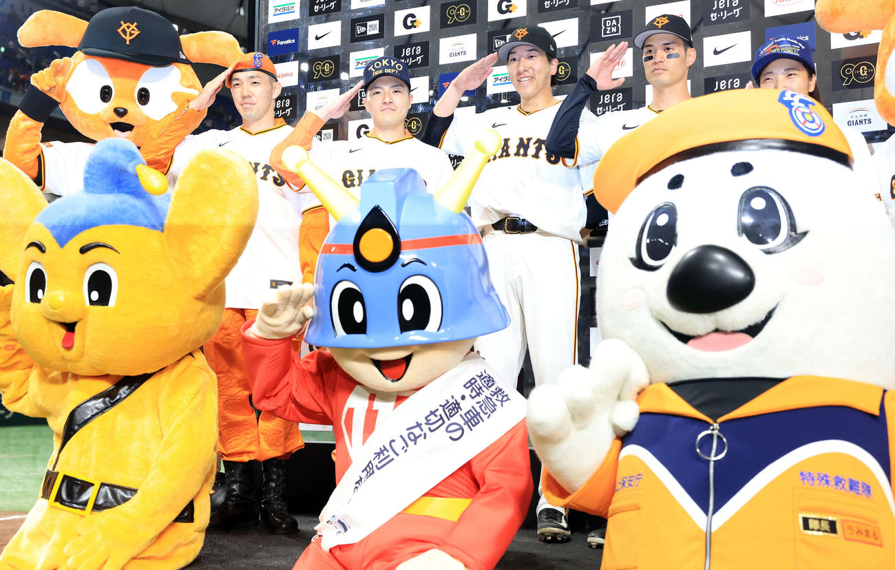 巨人対広島　ヒーローインタビューで、ピーポくん、キュータ、うみまるらと敬礼ポーズで記念撮影する大勢（中央）と若林（右）（撮影・浅見桂子）