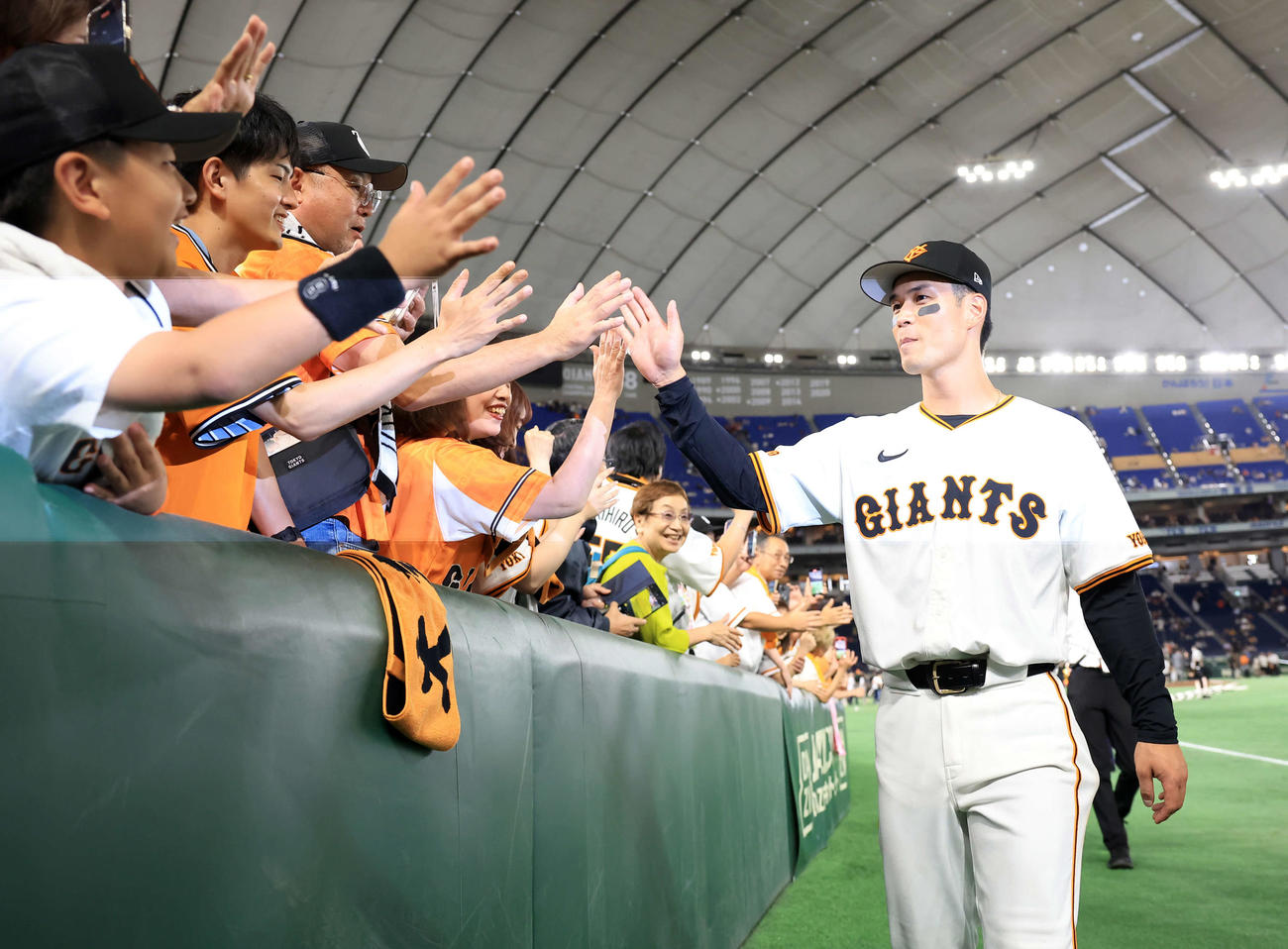 巨人対広島　ヒーローインタビュー後、巨人若林は場内1周でファンとハイタッチ（撮影・浅見桂子）