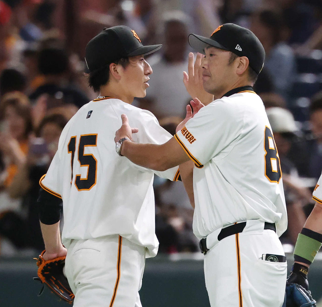 巨人対広島　勝利のタッチを交わす巨人大勢（左）と阿部監督（撮影・宮地輝）