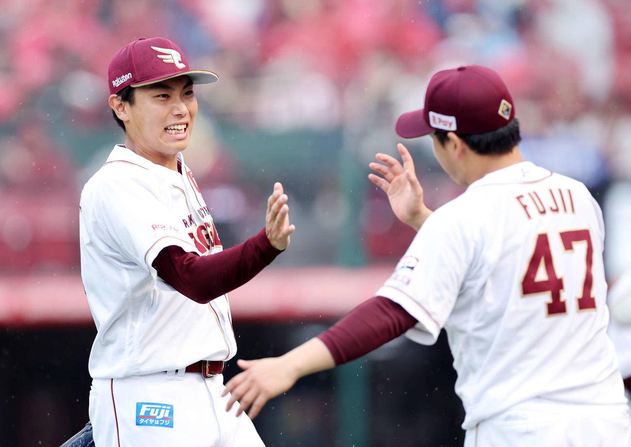 楽天対西武　7回表、西武の攻撃を抑えた渡辺翔（左）は藤井とタッチ（撮影・鈴木正人）