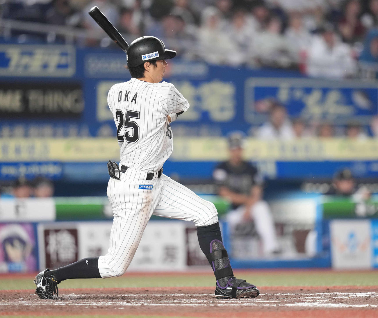 ロッテ対オリックス　7回裏ロッテ1死一、三塁、プロ野球新記録の8試合連続二塁打となる左2点適時二塁打を放つ岡（撮影・鈴木みどり）