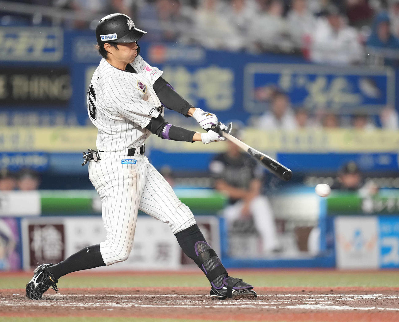 ロッテ対オリックス　7回裏ロッテ1死一、三塁、岡はプロ野球新記録の8試合連続二塁打となる左2点適時二塁打を放つ（撮影・鈴木みどり）