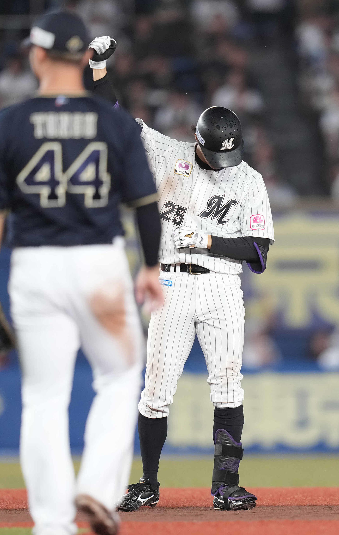ロッテ対オリックス　7回裏ロッテ1死一、三塁、プロ野球新記録の8試合連続二塁打となる左2点適時二塁打を放ち、ガッツポーズする岡（撮影・鈴木みどり）