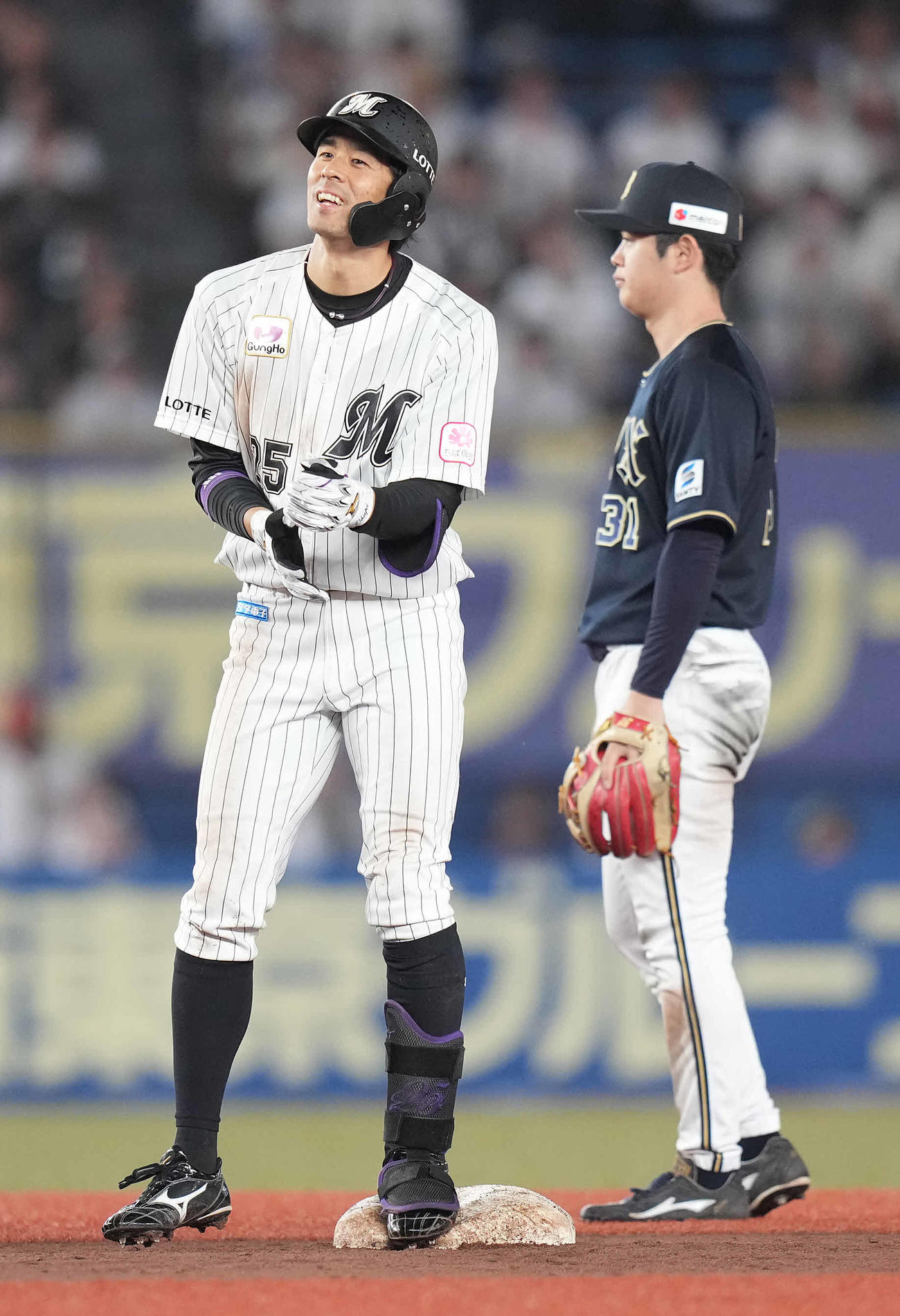 ロッテ対オリックス　7回裏ロッテ1死一、三塁、プロ野球新記録の8試合連続二塁打となる左2点適時二塁打を放った岡は笑顔（撮影・鈴木みどり）