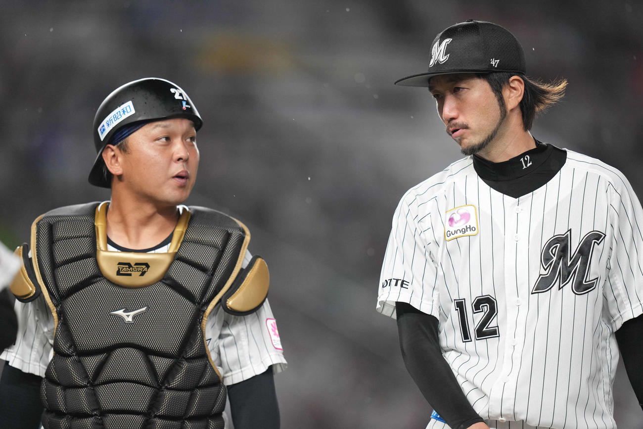 ロッテ対オリックス　5回表まで無失点に抑え、田村（左）と話しながらベンチへ戻るロッテ石川歩（撮影・鈴木みどり）