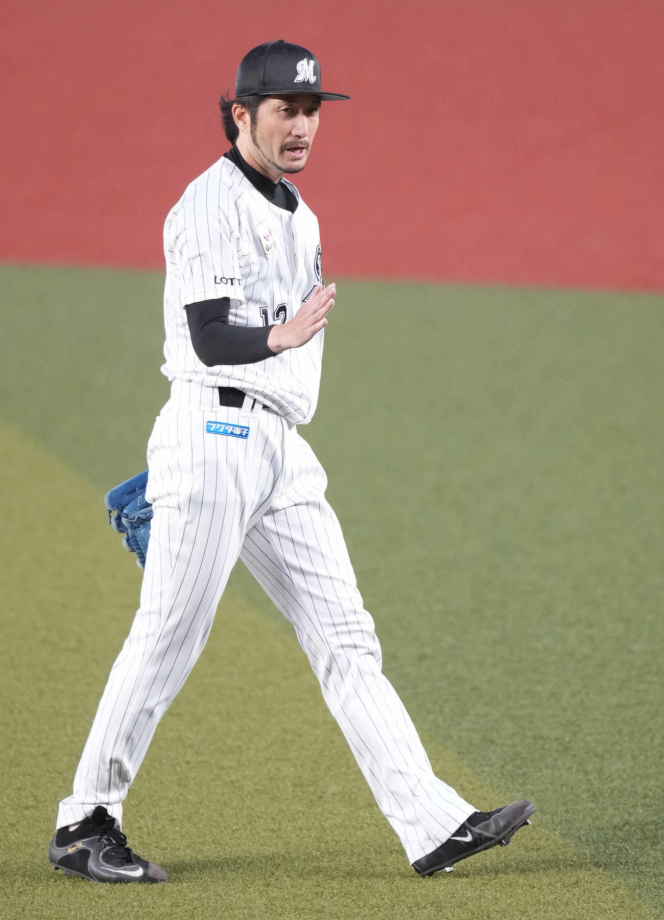 ロッテ対オリックス　2回表を抑え、捕手田村に謝るしぐさの石川歩（撮影・鈴木みどり）