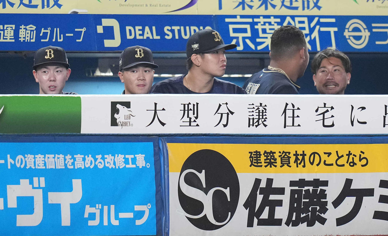 ロッテ対オリックス　ロッテに敗れ、浮かない表情のオリックス山下（中央）（撮影・鈴木みどり）