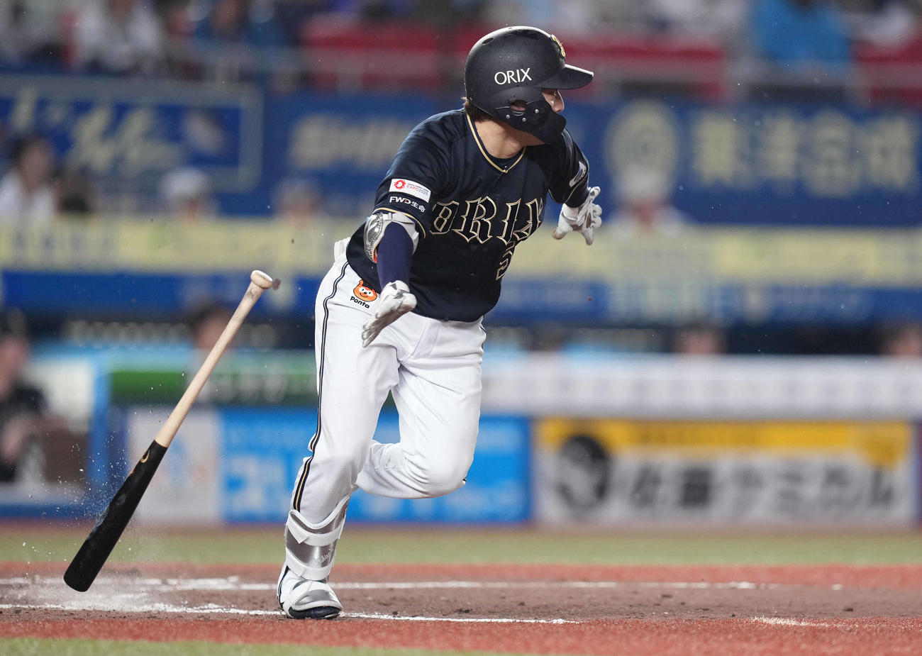 ロッテ対オリックス　4回表オリックス2死、内野安打を放つ西野（撮影・鈴木みどり）